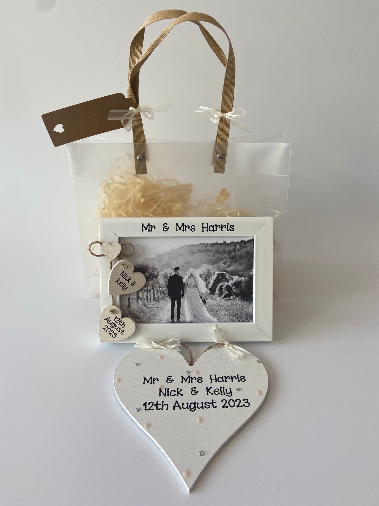Image shows pairing gift set frame and plaque.